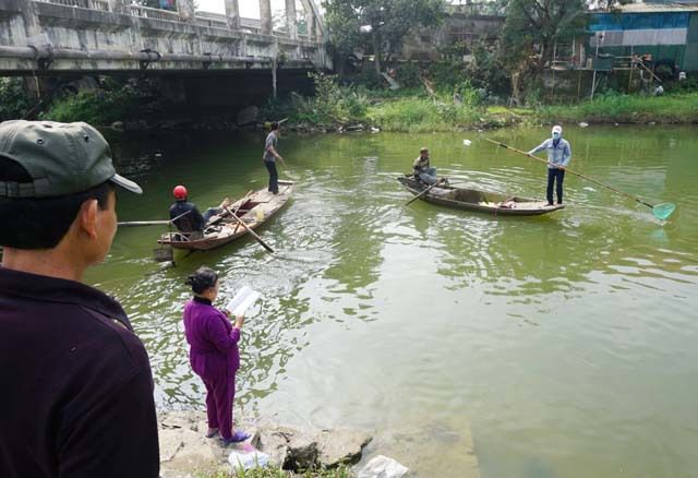 Người[-]thả[-]cá,[-]người[-]chờ[-]sẵn...[-]chích[-]điện[-]vợt[-]cá!